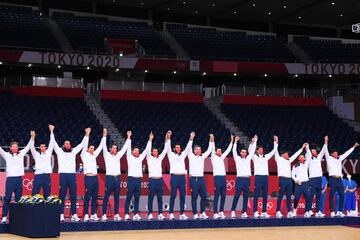 El equipo español celebra en el podio la medalla de bronce. 