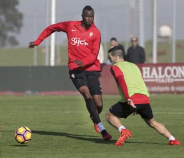 Traoré, el nuevo fichaje del Sporting de Gijón, se convierte en el jugador más alto de la historia de la liga española con sus 2,03.