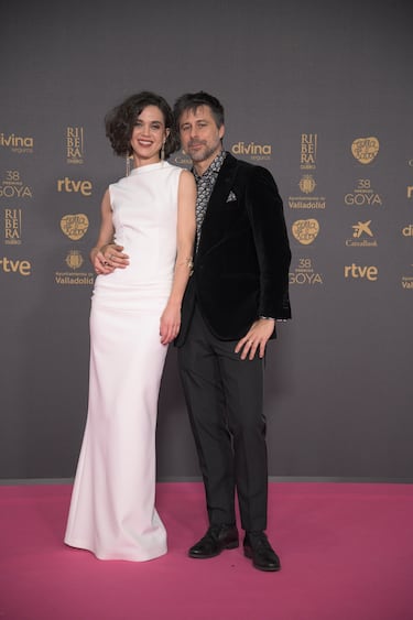 Los actores Marta Guerra y Hugo Silva, con un traje de Lander Urquijo, posan en la alfombra rosa.