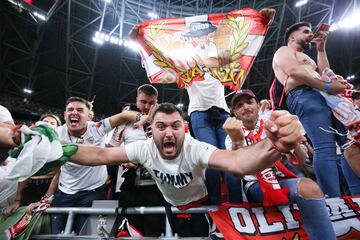 Locura entre los seguidores sevillistas presentes en el Puskás Aréna para disfrutar de la final de la Europa League frente a la Roma.