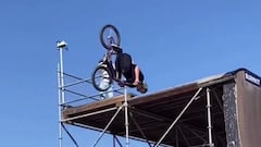 Ryan Williams a punto de tocar la cabeza de una rampa de Vert mientras realiza un doble backflip en BMX. 