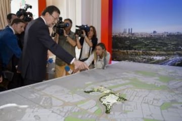 Mariano Rajoy muestra un mapa con el proyecto de Madrid 2020.