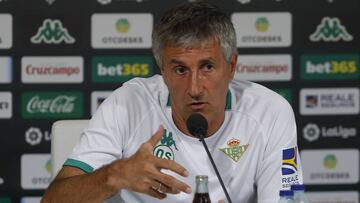 Quique Setién durante una conferencia de prensa.