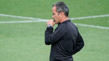 Álvaro Cervera dirige un entrenamiento del Cádiz.
