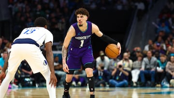 LaMelo Ball, en acción con los Hornets durante el partido contra los Mavericks.