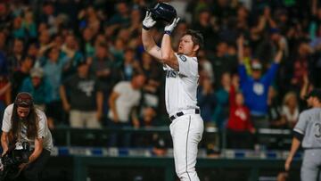 Adam Lind eligi&oacute; lanzar su casco en una impecable suspensi&oacute;n antes de tocar el home plate y que sus Mariners ganaran el partido.