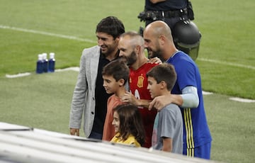 Raul González Blanco y sus hijos con Pepe Reina.