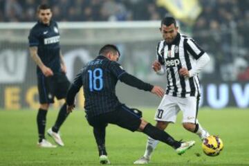 Gary Medel se enfrenta a Carlos Tévez durante el duelo frente a la Juventus. 