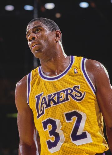 Uno de los mejores jugadores de la historia (el favorito de muchos aunque no haya sido estrictamente el mejor) pero, casi sin discusión posible, el más importante en la historia de los Lakers. O para que los Lakers sean historia. Hubo muchas estrellas y la suficiente gloria antes, pero la franquicia angelina (y la propia NBA) no hubiera sido lo mismo sin la sonrisa, los pases nunca vistos y el carisma de Magic Johnson, hombre orquesta del Showtime. Sin Jerry Buss y Magic Johnson los Lakers no se hubieran convertido en la personificación de L.A. y de Hollywood que les transformó en algo más que un equipo. Y, claro: 5 anillos de campeón, tres MVP de Finales y tres de Regular Season, 12 veces all star, 9 en el Mejor Quinteto y un larguísimo etcétera. La fecha de la retirada de su camiseta fue el 16 de febrero de 1992.