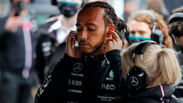 Hamilton se prepara para tomar la salida el GP de Turquía.