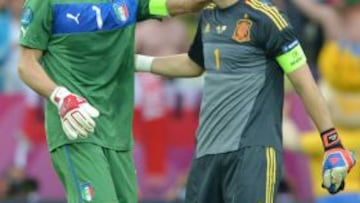 Buffon y Casillas se saludan tras el partido de la primera fase.