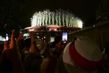 Aficionados fuera del Estadio Olímpico durante la ceremonia de apertura de los Juegos Olímpicos de Tokio 2020