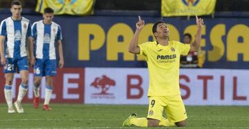 Bacca celebra el 2-2 del Villarreal ante la decepción de Marc Roca y Óscar Duarte.