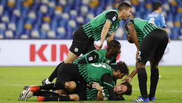 Soccer Football - Serie A - Napoli v U.S. Sassuolo - Stadio San Paolo, Naples, Italy - November 1, 2020 Sassuolo&#039;s Maxime Lopez celebrates scoring their second goal with teammates REUTERS/Ciro De Luca