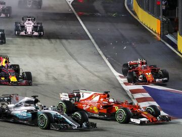 Verstappen toca a Raikkonen y éste se lleva por delante a Vettel que sigue a duras penas. La inercia del Ferrari del finlandés hace un recto en la primera curva y se atropella al Mclaren de Alonso que se puso 3º en la salida.