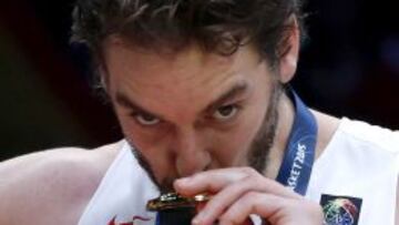 Pau Gasol con su medalla de oro.