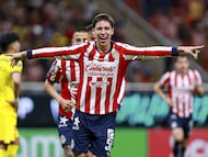 Mateo Chávez festeja un gol con las Chivas durante un Clásico Nacional ante el América.