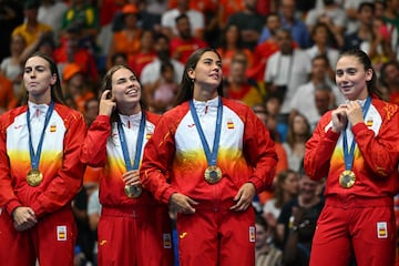 Las jugadoras españolas, emocionadas, subidas en el podio con las medallas de oro colgadas en sus cuellos.