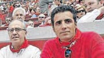 <b>DESDE LA BARRERA. </b>Miguel Indurain es gran aficionado a los toros.