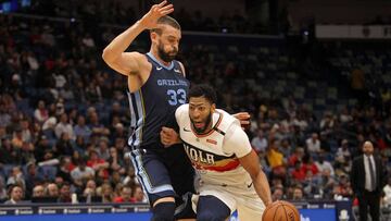 Marc Gasol trata de parar la penetraci&oacute;n de Anthony Davis durante el New Orleans Pelicans-Memphis Grizzlies.