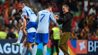 Spain's forward Alvaro Morata (C) celebrates with Spain's coach Luis Enrique after their team victory in the UEFA Nations League, league A, group 2 football match between Portugal and Spain, at the Municipal Stadium in Braga on September 27, 2022. - Spain won 0-1. (Photo by MIGUEL RIOPA / AFP)