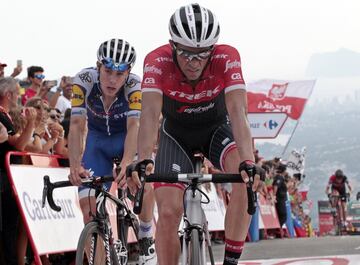 Alberto Contador y David de la Cruz cruzan la meta de la novena etapa.