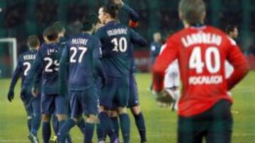 Los jugadores del PSG felicitan a Ibrahimovic tras marcar de penalti.