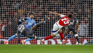 London (United Kingdom), 08/04/2025.- Mikel Merino of Arsenal (2-R) in action against Antonio Rudiger of Real Madrid (L) during the UEFA Champions League quarter-final 1st leg match between Arsenal FC and Real Madrid in London, Britain, 08 April 2025. (Liga de Campeones, Reino Unido, Londres) EFE/EPA/TOLGA AKMEN