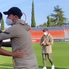 Simeone da la bienvenida a Suárez en su primer entreno