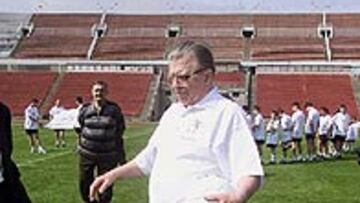La leyenda del fútbol húngaro Ferenc Puscas, golpea al balón en el Estadio de Budapest, que llevará su nombre, en su 75 cumpleaños.