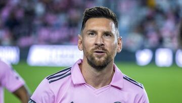 Fort Lauderdale (Usa), 11/08/2023.- Inter Miami forward Lionel Messi salutes before the Leagues Cup quarter final soccer match between Inter Miami CF and Charlotte FC in Fort Lauderdale, Florida, USA, 11 August 2023. EFE/EPA/CRISTOBAL HERRERA-ULASHKEVICH
