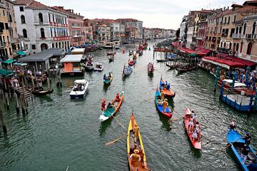 Un gran número de turistas y curiosos se congregaron en torno al Gran Canal de Venecia para presenciar la Regata Histórica anual de góndolas y embarcaciones, que tiene lugar en la ciudad italiana. Se trata de uno de los acontecimientos más antiguos que se celebran en la laguna, ya que su origen se remonta, al menos, al siglo XIII.