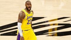 LeBron James celebra una canasta durante el segundo partido de la primera ronda de los playoffs de la NBA, que ha enfrentadoo a Phoenix Suns y a Los Angeles Lakers.