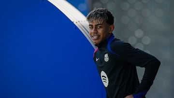 SANT JOAN DESPI (BARCELONA), 15/03/2025.- El extremo español Lamine Yamal participa en el entrenamiento del equipo en las instalaciones de la Ciudad Deportiva Joan Gamper este sábado. El combinado se enfrenta mañana al Atlético de Madrid en un partido de LaLiga que se disputará en el campo del Atlético, en Madrid. EFE/ Enric Fontcuberta