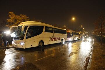 Ni la lluvia ni el frío espantaron las ilusiones de los más de 2000 seguidores del Fuenlabrada que se trasladaron en autobús hasta el Estadio Santiago Bernabéu