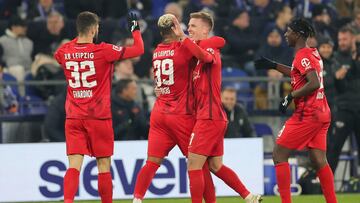 Dani Olmo celebra con sus compa?eros el 0-2, obra de Henrichs.
