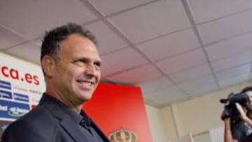 <b>EN LA ISLA. </b>Caparrós posa ante los medios de comunicación.