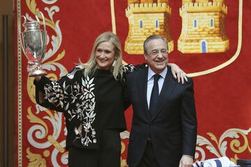 La presidenta de la Comunidad de Madrid, Cristina Cifuentes, y el presidente del Real Madrid, Florentino, durante la recepción ofrecida a plantilla del Real Madrid