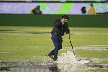 El juego fue detenido por la fuerte lluvia que cayó en el estadio, lo que provocó notorios encharcamientos en la cancha.