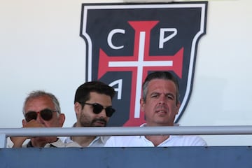 Bruno Vicintin,  de blanco, en el estadio del Casa Pa.