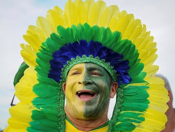 Aficionado de la selección brasileña antes del partido contra Suiza.