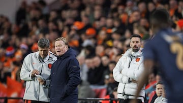 Eindhoven (Netherlands), 31/03/2026.- (L-R) Netherlands assistant coach Wim Jonk interacts with Netherlands head coach Ronald Koeman as and Netherlands assistant coach Ruud van Nistelrooij looks on during the international friendly soccer match between the Netherlands and Ecuador in Eindhoven, the Netherlands, 31 March 2026. (Futbol, Amistoso, Países Bajos; Holanda) EFE/EPA/ROBIN VAN LONKHUIJSEN