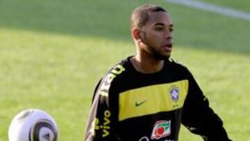 Robinho durante el entrenamiento con la canarinha