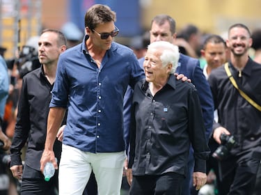 Tom Brady y Robert Kraft, hombre al que hizo feliz por tantos años en los New England Patriots, caminaron a un costado de la cancha en MetLife Stadium.  (Alex Grimm/Getty Images/AFP)