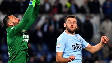 Hellas Verona&#039;s Brazilian goalkeeper Nicolas Andrade (L) catches the ball as he vies with Lazio&#039;s defender from Nederlands Stefan de Vrij (R) during the Italian Serie A football match Lazio vs Verona on February 19, 2018 at Olympic stadium in Ro