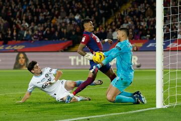 Miguel Gutiérrez observa como Gazzaniga detiene el balón ante la presión de Raphinha.