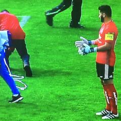 Herrera recibió una moneda en la cabeza que demoró el inicio