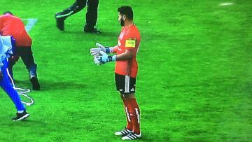 Herrera recibió una moneda en la cabeza que demoró el inicio