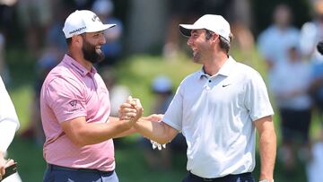 El golfista español Jon Rahm y el estadounidense Scottie Scheffler se saludan durante la disputa del Memorial Tournament.