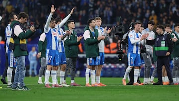 Los jugadores del Espanyol saludan al público tras la finalización del derbi ante el Barcelona.